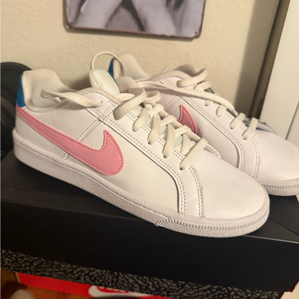 Nike Court Royale GS Pink Laser Blue 833535-110 – Youth 6.5Y / Women’s 8 NWOB